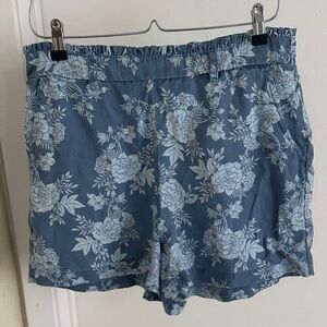LC Lauren Conrad Women’s Floral Shorts Medium *like new*
